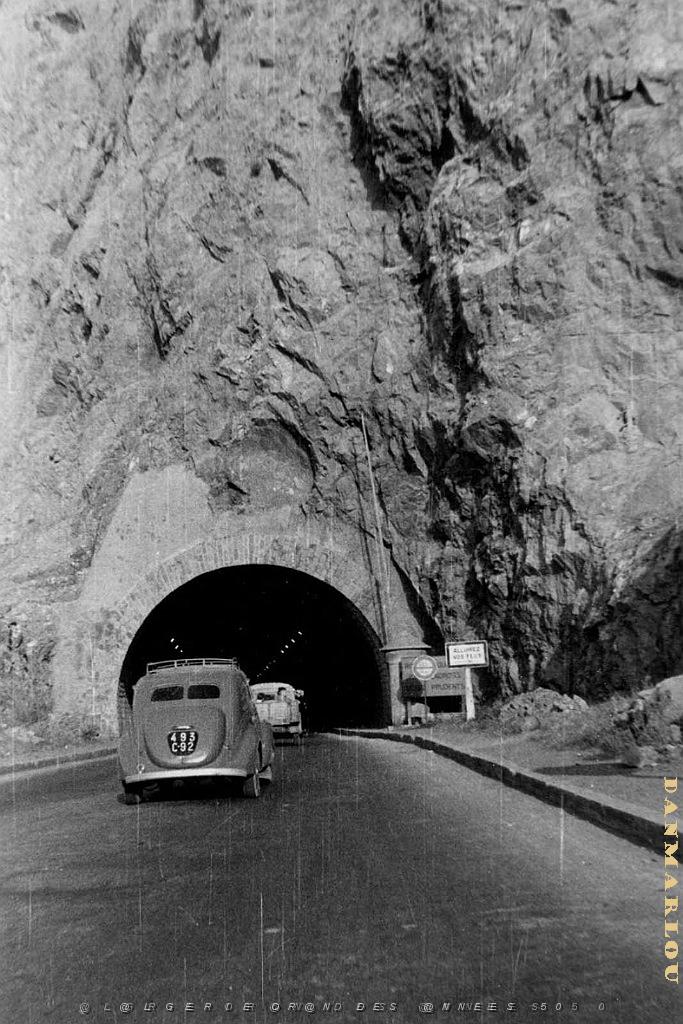 TUNNEL SUR LA CORNICHE ORANAISE 1952.jpg